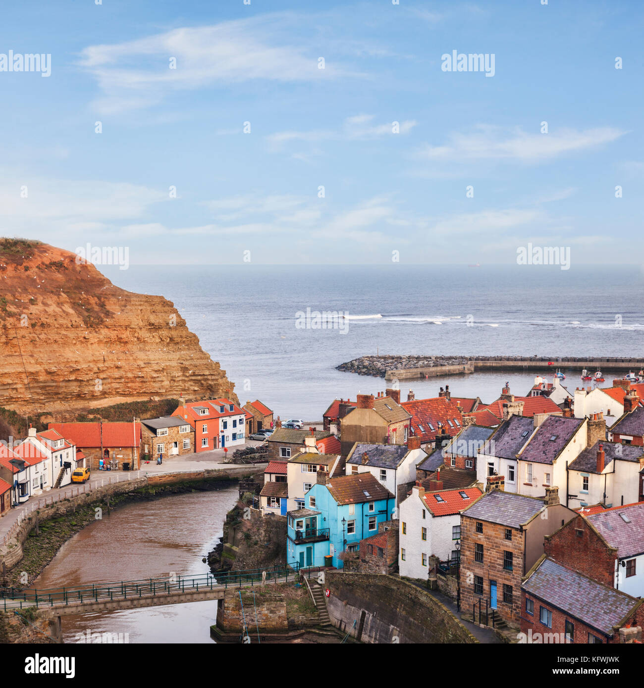 L'ancien village de fshing Staithes, North Yorkshire, Angleterre, Royaume-Uni, sur une belle journée d'hiver. Banque D'Images