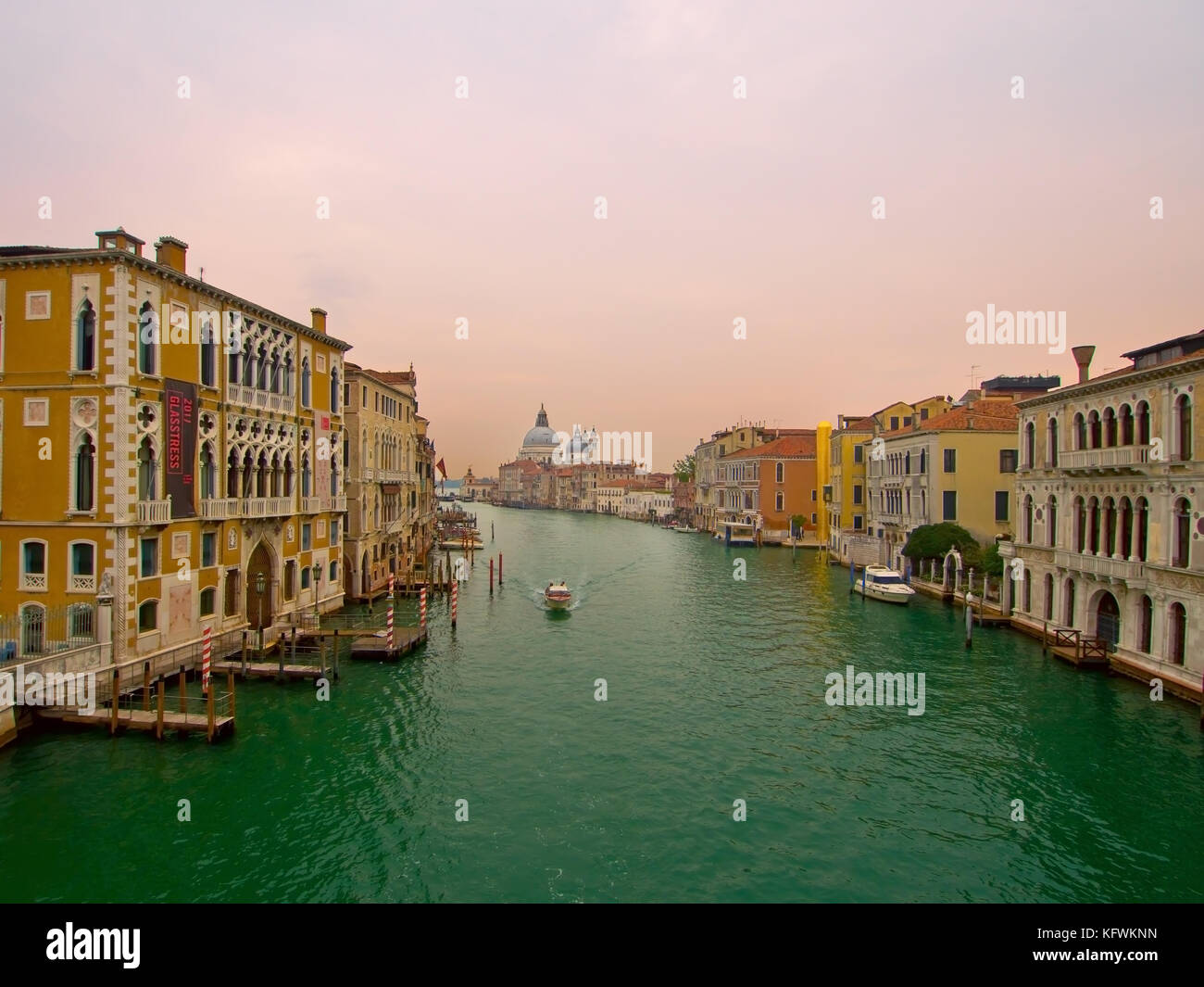 Grand canal, Venise, tôt le matin. toujours calme, tranquille. Certaines personnes non identifiables. Banque D'Images