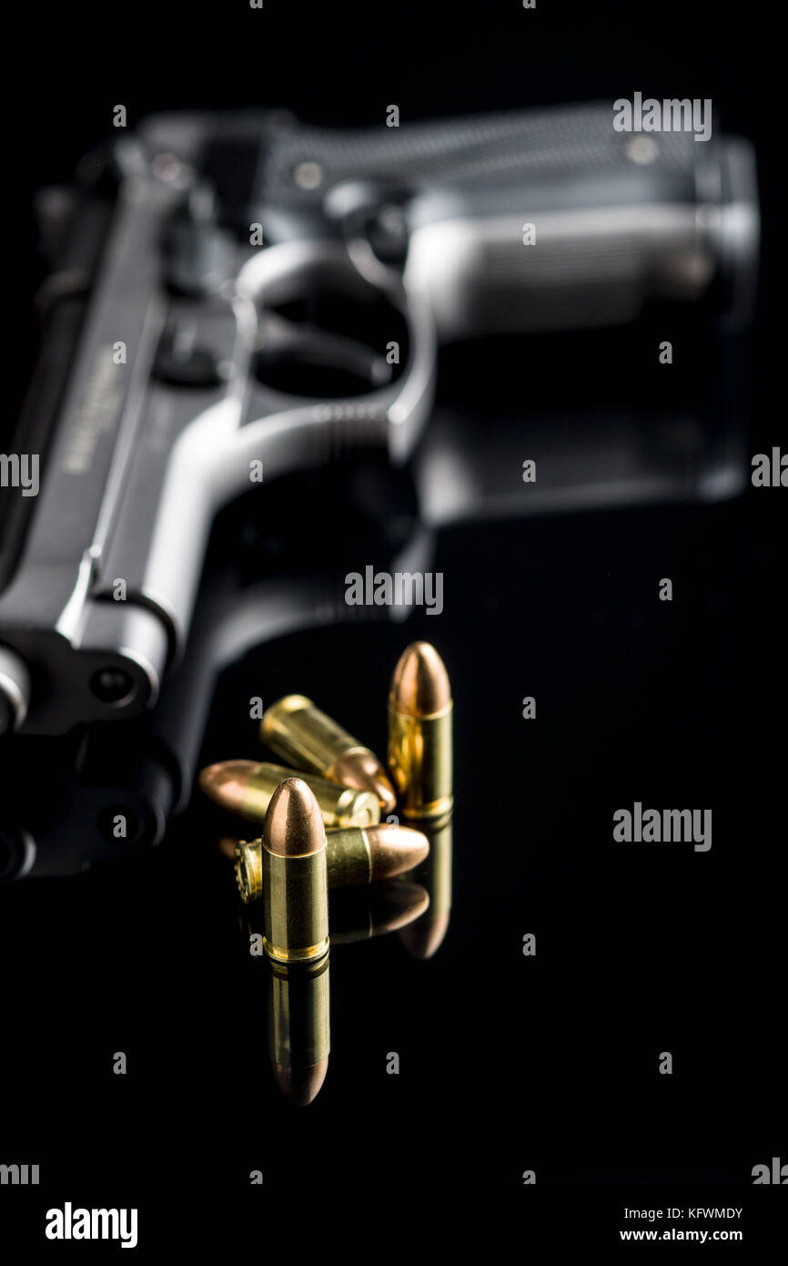 9mm balles de pistolet et revolver sur tableau noir. Banque D'Images