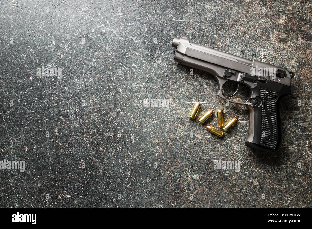 9mm balles de pistolet et revolver sur tableau noir. Banque D'Images