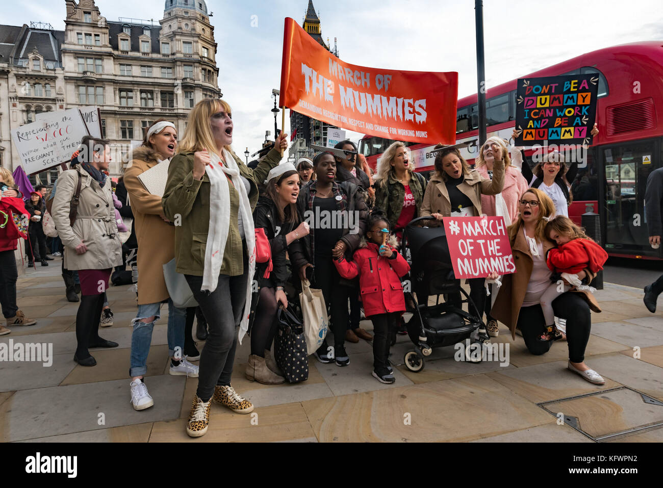31 octobre 2017 - Londres, Royaume-Uni. 31 octobre 2017. Joeli Brearley du groupe de campagne Pregnant Then Screwed tient une liste de leurs revendications lors du rassemblement sur la place du Parlement appelant à agir sur la discrimination en matière de grossesse et de maternité après un rapport commandé par le gouvernement a montré que chaque année 54 000 femmes, 1 sur 9 de celles qui tombent enceintes, sont licenciées. Ce chiffre a presque doublé au cours des dix dernières années et il a été presque impossible pour ces victimes d'accéder à la justice, moins de 1 % ayant déposé une plainte devant un tribunal. Le gouvernement n'a rien fait au cours des 14 mois qui se sont écoulés depuis la publication du rapport Banque D'Images