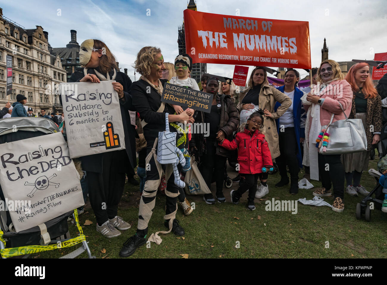 31 octobre 2017 - Londres, Royaume-Uni. 31 octobre 2017. Joeli Brearley du groupe de campagne Pregnant Then Screwed tient une liste de leurs revendications lors du rassemblement sur la place du Parlement appelant à agir sur la discrimination en matière de grossesse et de maternité après un rapport commandé par le gouvernement a montré que chaque année 54 000 femmes, 1 sur 9 de celles qui tombent enceintes, sont licenciées. Ce chiffre a presque doublé au cours des dix dernières années et il a été presque impossible pour ces victimes d'accéder à la justice, moins de 1 % ayant déposé une plainte devant un tribunal. Le gouvernement n'a rien fait au cours des 14 mois qui se sont écoulés depuis la publication du rapport Banque D'Images