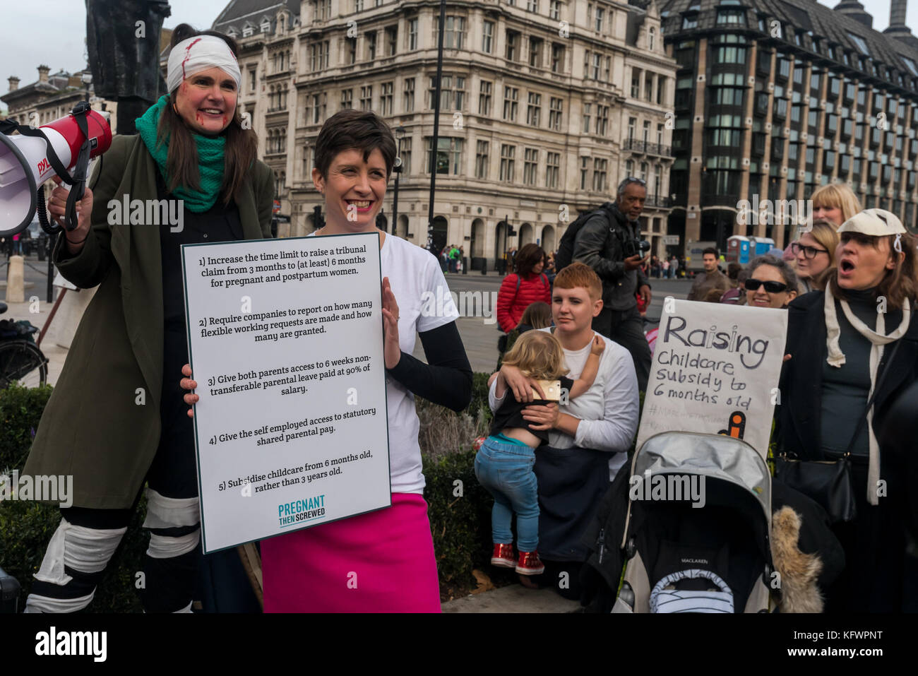 Octobre 31, 2017 - Londres, Royaume-Uni. 31 octobre 2017. joeli brearley du groupe de campagne puis vissé enceinte contient une liste de leurs demandes à la manifestation de la place du parlement appelant à une action sur la grossesse et la maternité discrimination après un rapport commandé par le gouvernement a montré que, chaque année, 54 000 femmes, 1 dans 9 de ceux qui sont enceintes obtenir licenciés. Ce chiffre a presque doublé au cours des dix dernières années et il a été presque impossible pour ces victimes d'avoir accès à la justice, avec moins de 1 % de faire un tribunal demande. Le gouvernement n'ont rien fait au cours des 14 mois depuis que le rapport a été publier Banque D'Images
