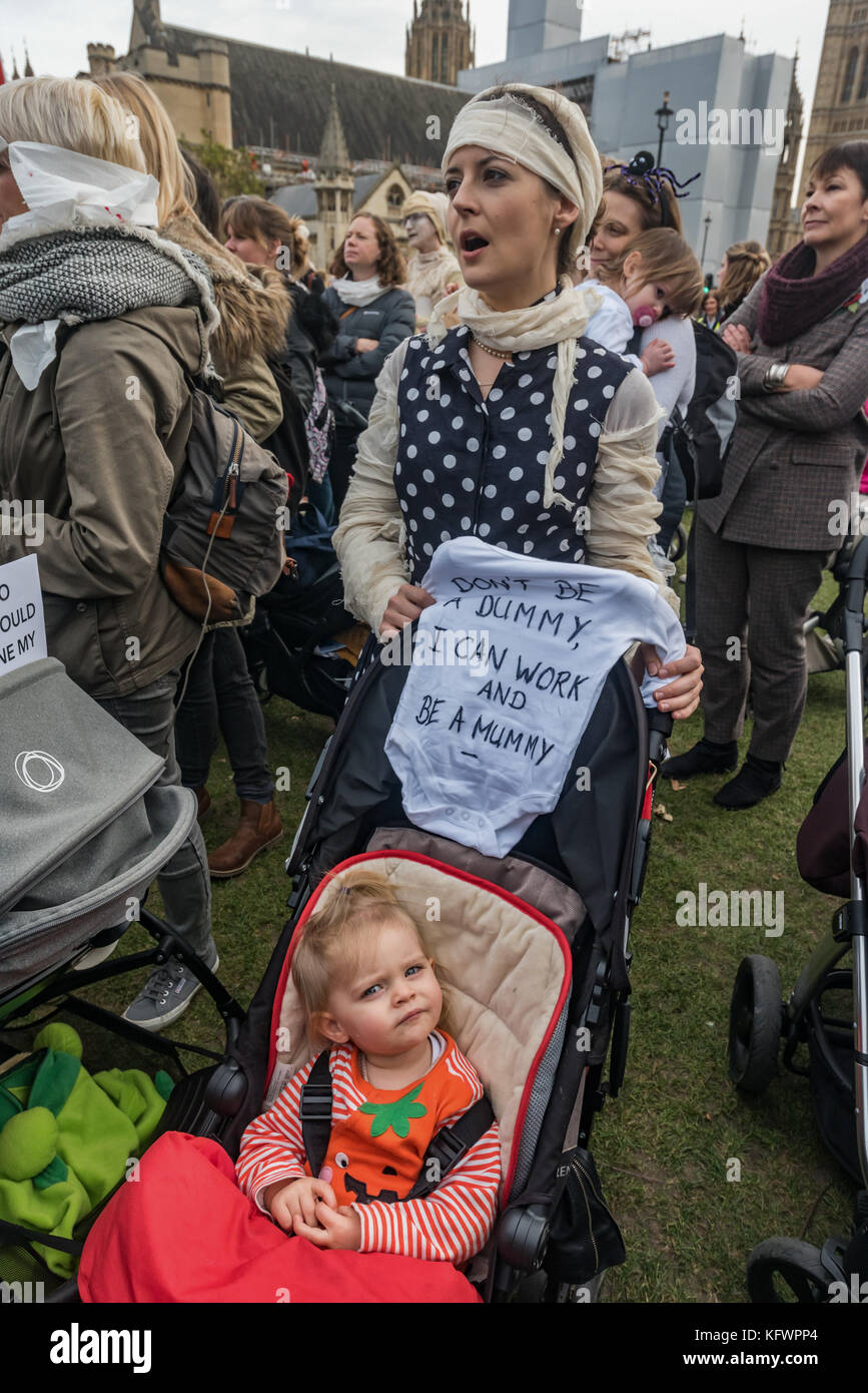 31 octobre 2017 - Londres, Royaume-Uni. 31 octobre 2017. Joeli Brearley du groupe de campagne Pregnant Then Screwed tient une liste de leurs revendications lors du rassemblement sur la place du Parlement appelant à agir sur la discrimination en matière de grossesse et de maternité après un rapport commandé par le gouvernement a montré que chaque année 54 000 femmes, 1 sur 9 de celles qui tombent enceintes, sont licenciées. Ce chiffre a presque doublé au cours des dix dernières années et il a été presque impossible pour ces victimes d'accéder à la justice, moins de 1 % ayant déposé une plainte devant un tribunal. Le gouvernement n'a rien fait au cours des 14 mois qui se sont écoulés depuis la publication du rapport Banque D'Images