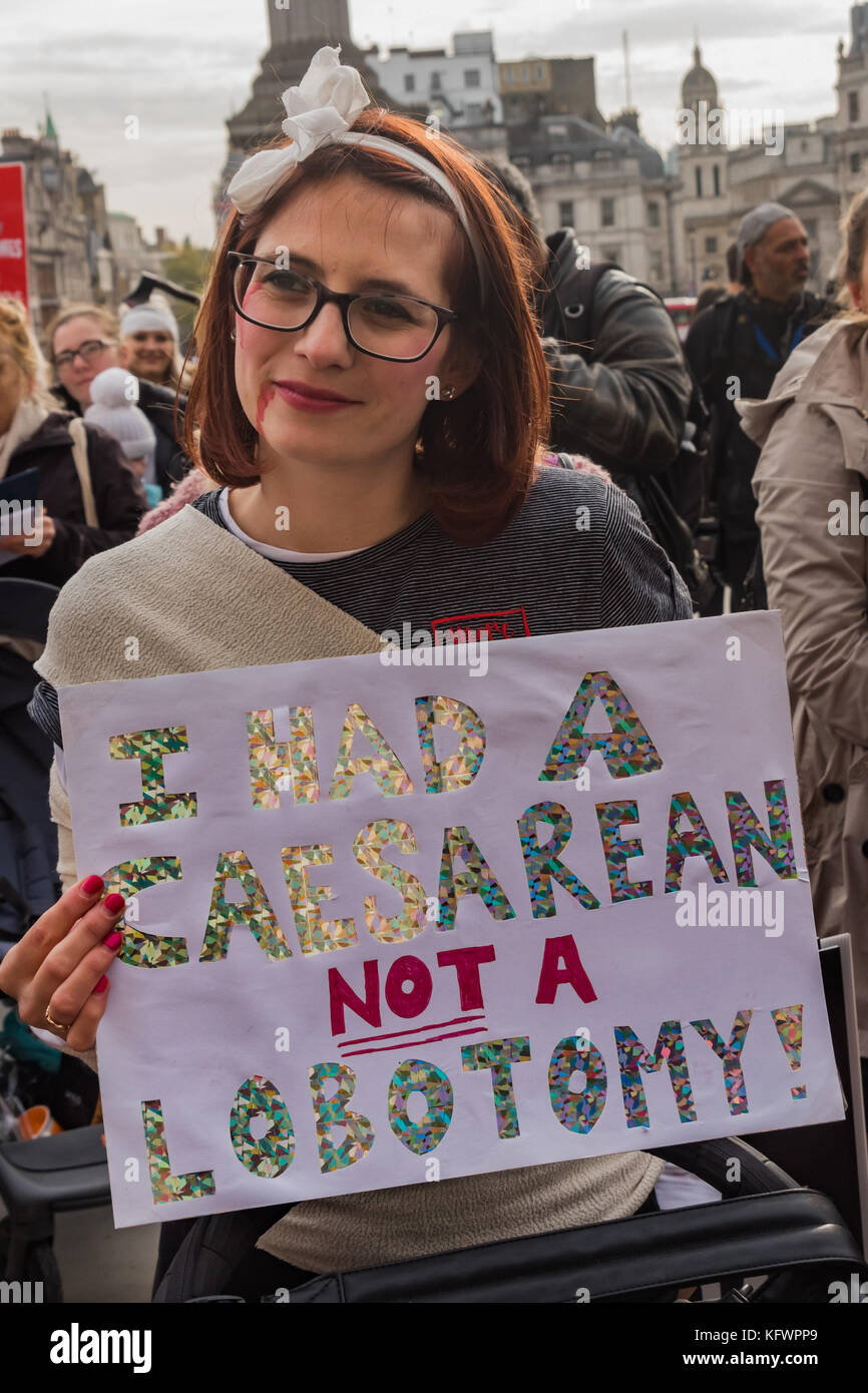 Octobre 31, 2017 - Londres, Royaume-Uni. 31 octobre 2017. joeli brearley du groupe de campagne puis vissé enceinte contient une liste de leurs demandes à la manifestation de la place du parlement appelant à une action sur la grossesse et la maternité discrimination après un rapport commandé par le gouvernement a montré que, chaque année, 54 000 femmes, 1 dans 9 de ceux qui sont enceintes obtenir licenciés. Ce chiffre a presque doublé au cours des dix dernières années et il a été presque impossible pour ces victimes d'avoir accès à la justice, avec moins de 1 % de faire un tribunal demande. Le gouvernement n'ont rien fait au cours des 14 mois depuis que le rapport a été publier Banque D'Images