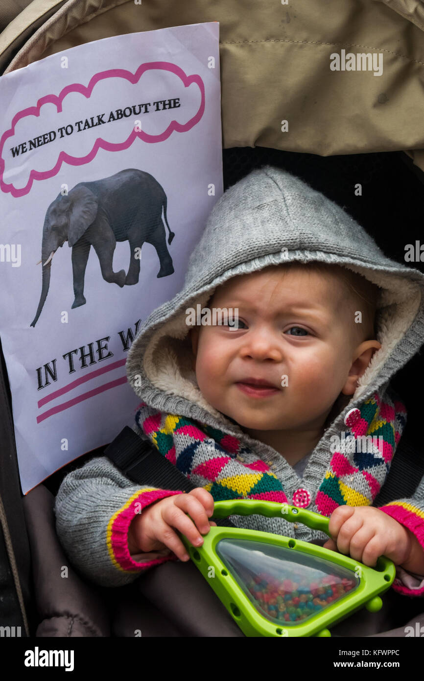 Octobre 31, 2017 - Londres, Royaume-Uni. 31 octobre 2017. joeli brearley du groupe de campagne puis vissé enceinte contient une liste de leurs demandes à la manifestation de la place du parlement appelant à une action sur la grossesse et la maternité discrimination après un rapport commandé par le gouvernement a montré que, chaque année, 54 000 femmes, 1 dans 9 de ceux qui sont enceintes obtenir licenciés. Ce chiffre a presque doublé au cours des dix dernières années et il a été presque impossible pour ces victimes d'avoir accès à la justice, avec moins de 1 % de faire un tribunal demande. Le gouvernement n'ont rien fait au cours des 14 mois depuis que le rapport a été publier Banque D'Images