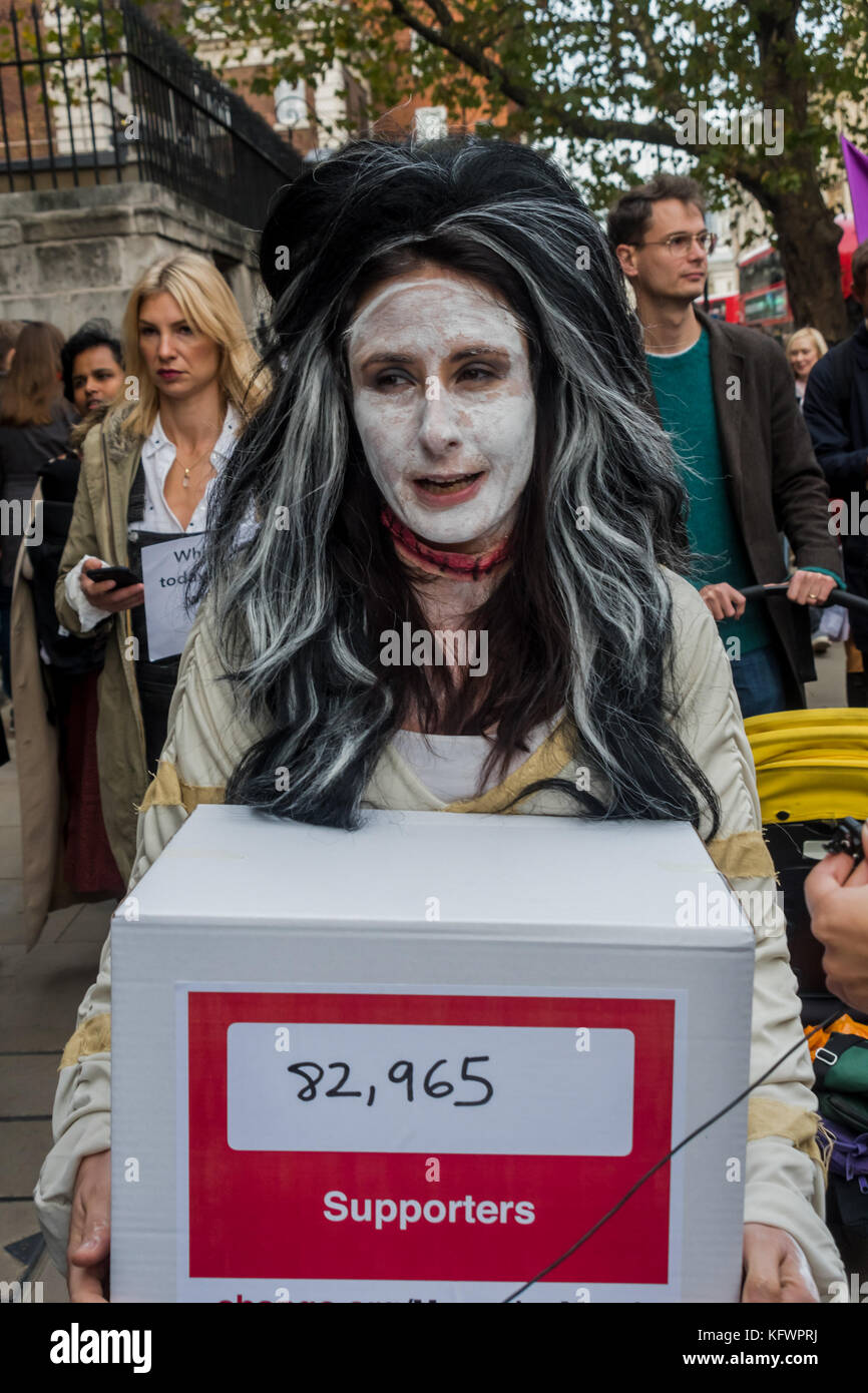 31 octobre 2017 - Londres, Royaume-Uni. 31 octobre 2017. Joeli Brearley du groupe de campagne Pregnant Then Screwed tient une liste de leurs revendications lors du rassemblement sur la place du Parlement appelant à agir sur la discrimination en matière de grossesse et de maternité après un rapport commandé par le gouvernement a montré que chaque année 54 000 femmes, 1 sur 9 de celles qui tombent enceintes, sont licenciées. Ce chiffre a presque doublé au cours des dix dernières années et il a été presque impossible pour ces victimes d'accéder à la justice, moins de 1 % ayant déposé une plainte devant un tribunal. Le gouvernement n'a rien fait au cours des 14 mois qui se sont écoulés depuis la publication du rapport Banque D'Images