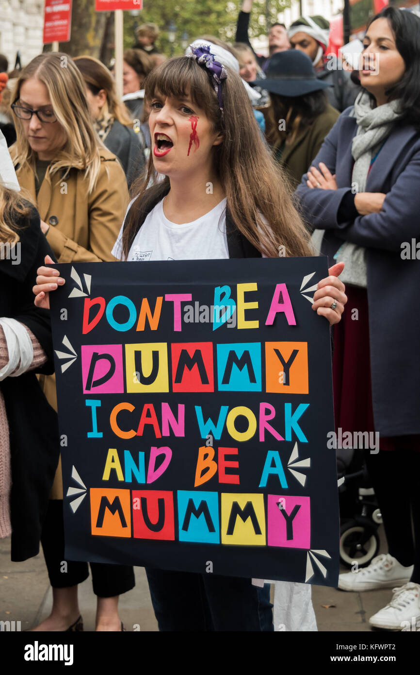 31 octobre 2017 - Londres, Royaume-Uni. 31 octobre 2017. Joeli Brearley du groupe de campagne Pregnant Then Screwed tient une liste de leurs revendications lors du rassemblement sur la place du Parlement appelant à agir sur la discrimination en matière de grossesse et de maternité après un rapport commandé par le gouvernement a montré que chaque année 54 000 femmes, 1 sur 9 de celles qui tombent enceintes, sont licenciées. Ce chiffre a presque doublé au cours des dix dernières années et il a été presque impossible pour ces victimes d'accéder à la justice, moins de 1 % ayant déposé une plainte devant un tribunal. Le gouvernement n'a rien fait au cours des 14 mois qui se sont écoulés depuis la publication du rapport Banque D'Images