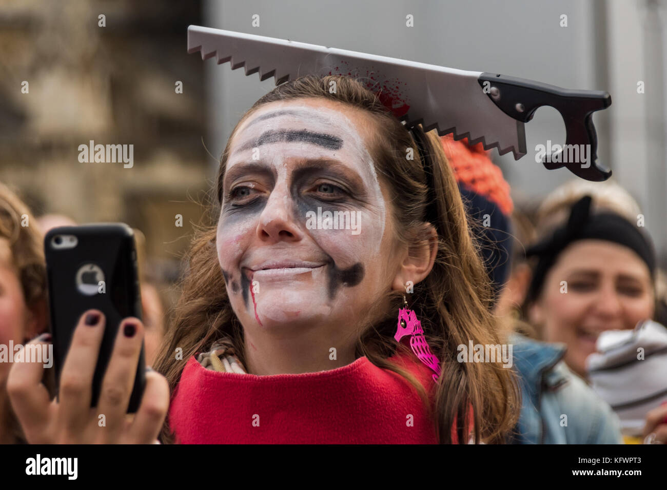 31 octobre 2017 - Londres, Royaume-Uni. 31 octobre 2017. Joeli Brearley du groupe de campagne Pregnant Then Screwed tient une liste de leurs revendications lors du rassemblement sur la place du Parlement appelant à agir sur la discrimination en matière de grossesse et de maternité après un rapport commandé par le gouvernement a montré que chaque année 54 000 femmes, 1 sur 9 de celles qui tombent enceintes, sont licenciées. Ce chiffre a presque doublé au cours des dix dernières années et il a été presque impossible pour ces victimes d'accéder à la justice, moins de 1 % ayant déposé une plainte devant un tribunal. Le gouvernement n'a rien fait au cours des 14 mois qui se sont écoulés depuis la publication du rapport Banque D'Images