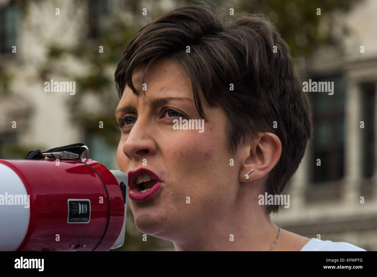 31 octobre 2017 - Londres, Royaume-Uni. 31 octobre 2017. Joeli Brearley du groupe de campagne Pregnant Then Screwed tient une liste de leurs revendications lors du rassemblement sur la place du Parlement appelant à agir sur la discrimination en matière de grossesse et de maternité après un rapport commandé par le gouvernement a montré que chaque année 54 000 femmes, 1 sur 9 de celles qui tombent enceintes, sont licenciées. Ce chiffre a presque doublé au cours des dix dernières années et il a été presque impossible pour ces victimes d'accéder à la justice, moins de 1 % ayant déposé une plainte devant un tribunal. Le gouvernement n'a rien fait au cours des 14 mois qui se sont écoulés depuis la publication du rapport Banque D'Images