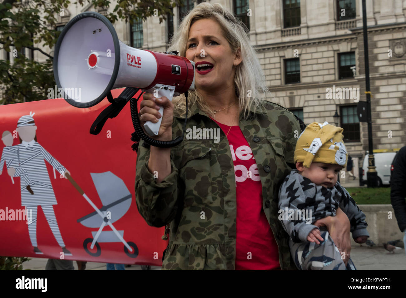 31 octobre 2017 - Londres, Royaume-Uni. 31 octobre 2017. Joeli Brearley du groupe de campagne Pregnant Then Screwed tient une liste de leurs revendications lors du rassemblement sur la place du Parlement appelant à agir sur la discrimination en matière de grossesse et de maternité après un rapport commandé par le gouvernement a montré que chaque année 54 000 femmes, 1 sur 9 de celles qui tombent enceintes, sont licenciées. Ce chiffre a presque doublé au cours des dix dernières années et il a été presque impossible pour ces victimes d'accéder à la justice, moins de 1 % ayant déposé une plainte devant un tribunal. Le gouvernement n'a rien fait au cours des 14 mois qui se sont écoulés depuis la publication du rapport Banque D'Images