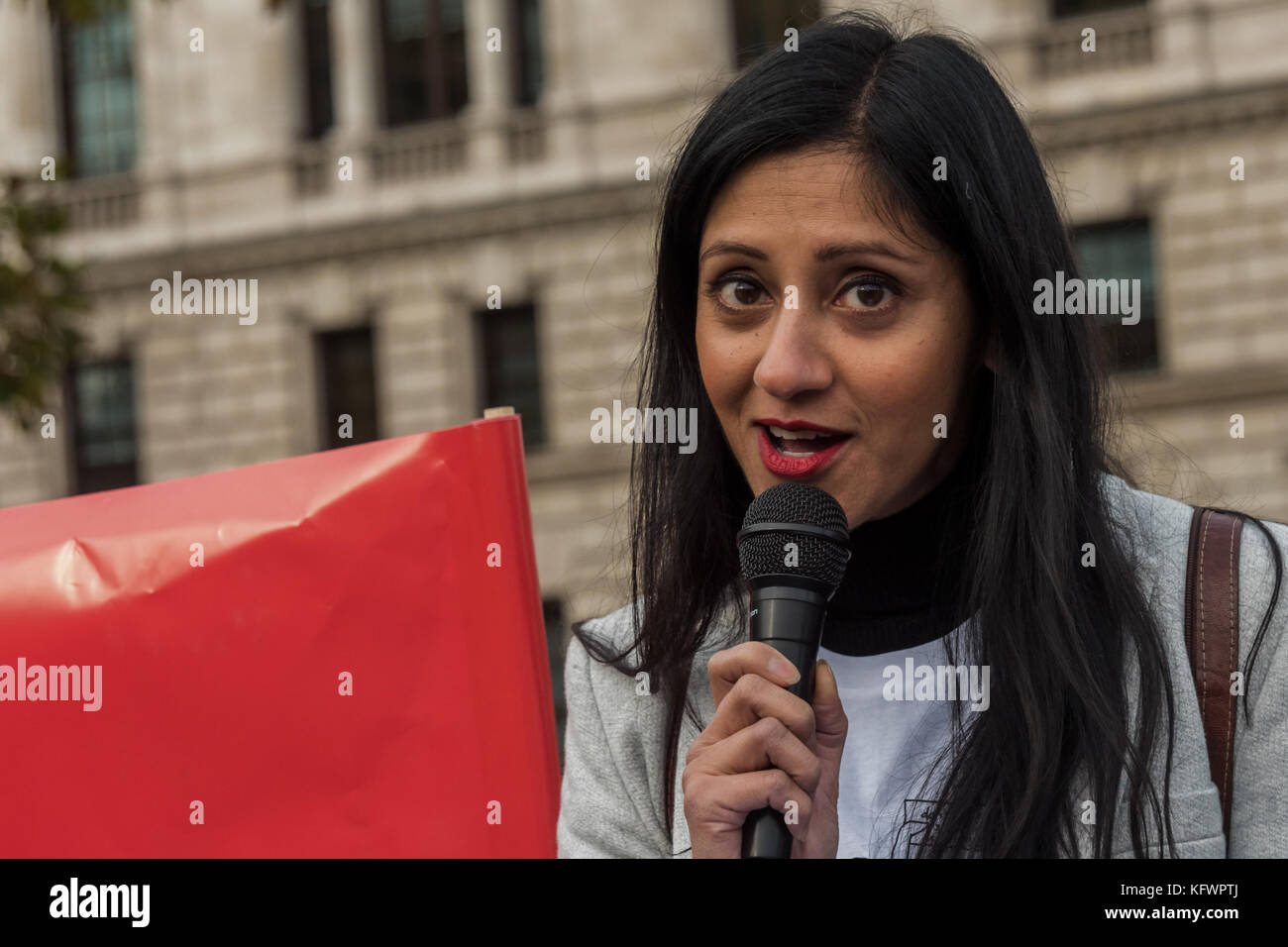 31 octobre 2017 - Londres, Royaume-Uni. 31 octobre 2017. Joeli Brearley du groupe de campagne Pregnant Then Screwed tient une liste de leurs revendications lors du rassemblement sur la place du Parlement appelant à agir sur la discrimination en matière de grossesse et de maternité après un rapport commandé par le gouvernement a montré que chaque année 54 000 femmes, 1 sur 9 de celles qui tombent enceintes, sont licenciées. Ce chiffre a presque doublé au cours des dix dernières années et il a été presque impossible pour ces victimes d'accéder à la justice, moins de 1 % ayant déposé une plainte devant un tribunal. Le gouvernement n'a rien fait au cours des 14 mois qui se sont écoulés depuis la publication du rapport Banque D'Images