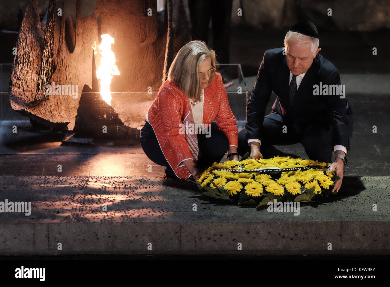 Jérusalem, Israël. 1er novembre 2017. premier ministre d'Australie, Malcolm Turnbull, et époux lucy Turnbull, raviver la flamme éternelle et déposer une couronne qu'ils participent à une cérémonie commémorative dans la salle du Souvenir au Musée de l'holocauste Yad Vashem. Le pm visité le musée, a participé à une cérémonie commémorative, visité le Children's Memorial et a signé le livre d'or musée. turnbull est en Israël à l'occasion de commémorations du centenaire pour les troupes de l'Anzac de la 4e et 12e régiments australiens de la 4e brigade de cavalerie légère qui ont pris part à la libération de Beer-Sheva le 31 octobre Banque D'Images