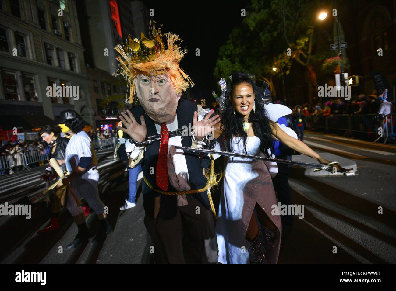 Les participants portent des costumes différents mars lors de la parade d'Halloween à Lower Manhattan, New York, Etats-Unis, le 31 octobre 2017. Crédit: Erik Pendzich Banque D'Images