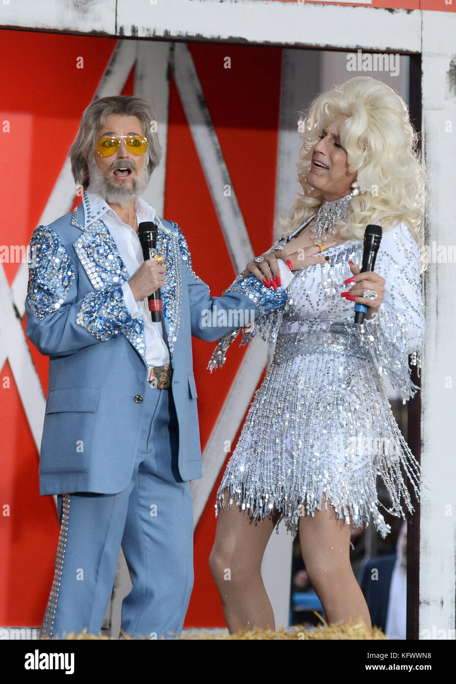 Savannah Guthrie comme Kenny Rogers et Matt Lauer comme Dolly Parton se produire pendant l'Halloween Extravaganza 2017 d'aujourd'hui à Rockefeller Plaza le 31 octobre 2017 à New York City. Crédit: Erik Pendzich Banque D'Images