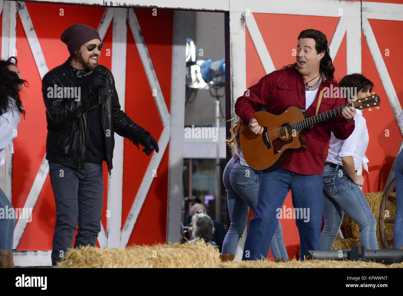 Billy Ray Cyrus et Carson Daly comme Billy Ray Cyrus se produire pendant l'Halloween Extravaganza 2017 d'aujourd'hui à Rockefeller Plaza le 31 octobre 2017 à New York City. Crédit: Erik Pendzich Banque D'Images