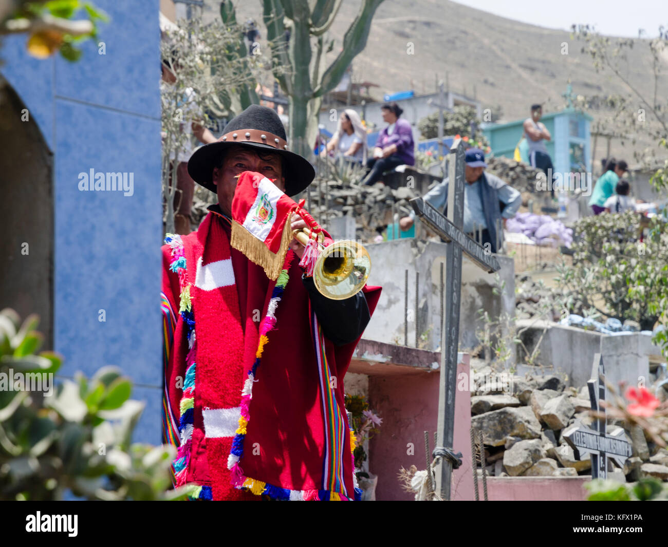 Célébration de la Toussaint dans un cimetière de Lima, Pérou / Día de los Muertos en el Cementerio de Villa María del Triunfo, Lima, Pérou. Banque D'Images