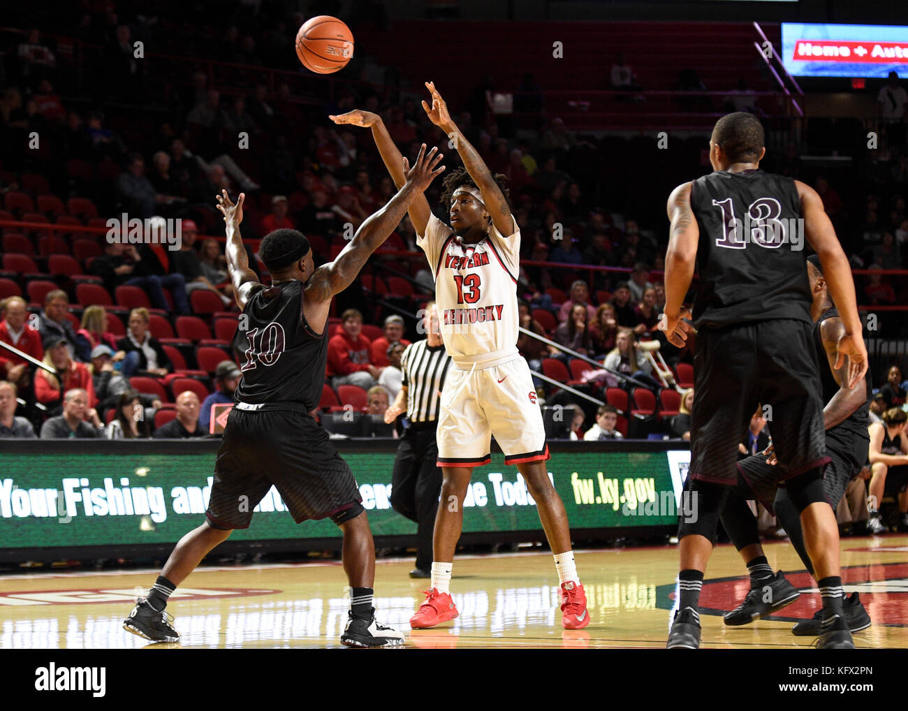 New York, USA. 1er novembre 2017. USA WKU Hilltoppers Taveion garde Hollingsworth (13) passe le ballon lors d'un match entre les tigres Campbellsville vs le WKU Hilltoppers à E. A. Diddle Arena. Credit : Cal Sport Media/Alamy Live News Banque D'Images