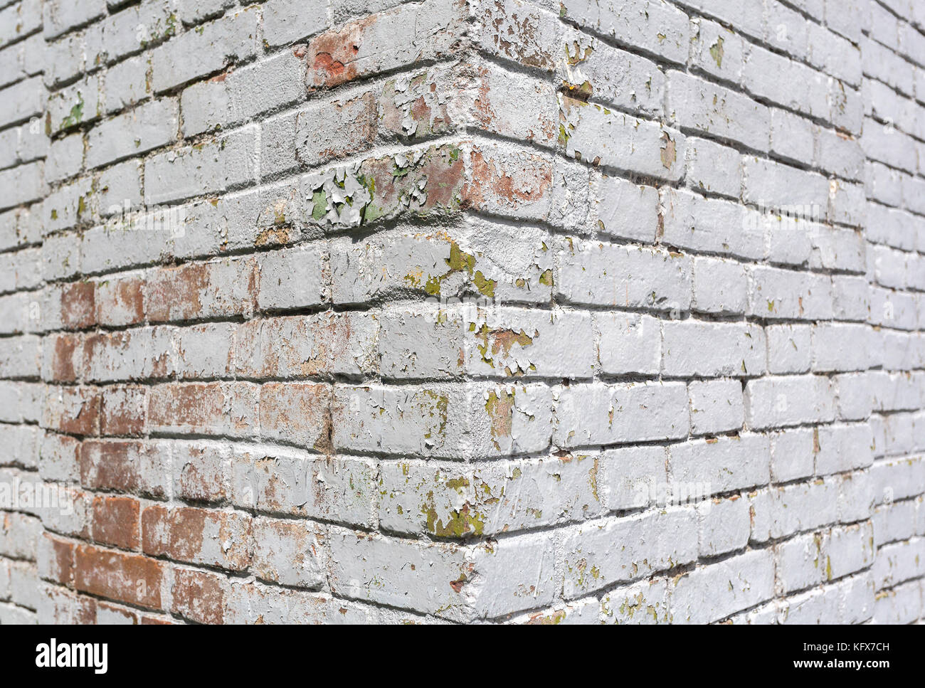 Coin de maison, mur de briques peint avec peinture blanche. Banque D'Images