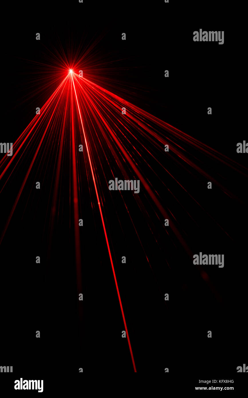 Effet de lumière laser rouge sur fond noir, photo. Banque D'Images