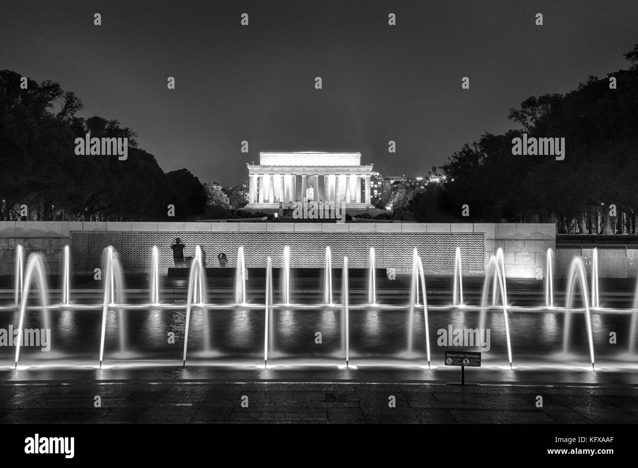 Le Lincoln Memorial est visible derrière les fontaines de la seconde guerre mondiale à Washington memorial, dc. Banque D'Images