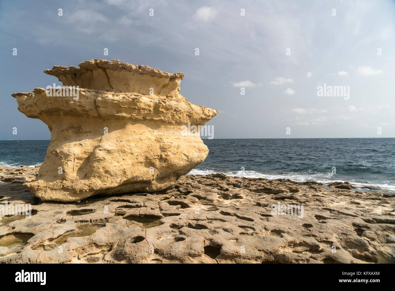 Felsige küste bei st. Peter's pool auf der halbinsel delimara marsaxlokk, nahe delimara halbinsel, Malte | côte rocheuse près de St Peter's près de la piscine. Banque D'Images