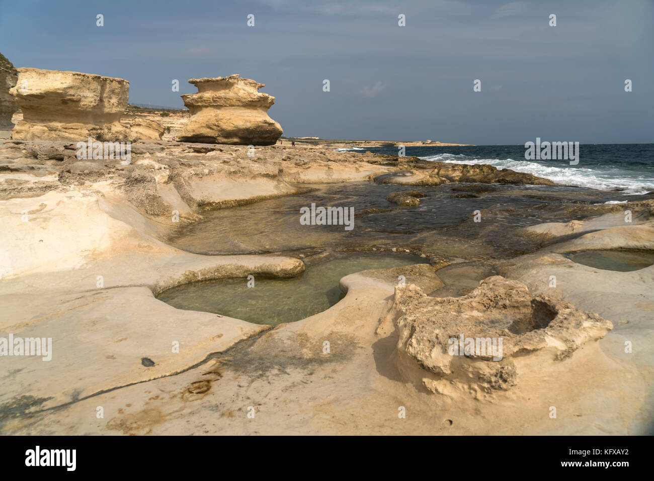 Felsige küste mit salzpfannen bei st. Peter's pool auf der halbinsel delimara Marsaxlokk, Malte | nahe côte rocheuse avec salines à côté de St Peter's. Banque D'Images