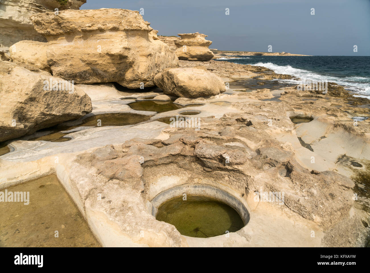 Felsige küste mit salzpfannen bei st. Peter's pool auf der halbinsel delimara Marsaxlokk, Malte | nahe côte rocheuse avec salines à côté de St Peter's. Banque D'Images