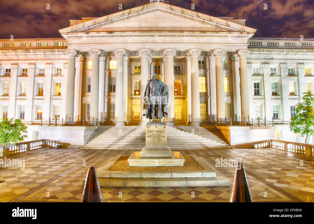 Septembre 12, 2017, Washington, DC, USA : le trésor américain building éclairé la nuit avec la statue de Gallatin personnalités hors de l'avant. Banque D'Images