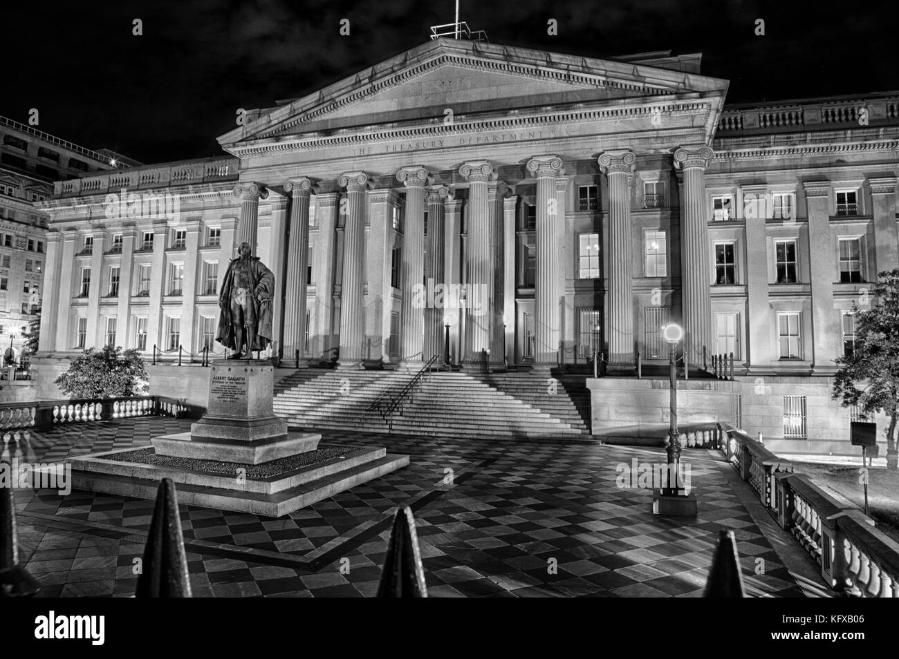 Septembre 12, 2017, Washington, DC, USA : le trésor américain building éclairé la nuit avec la statue de Gallatin personnalités hors de l'avant. Banque D'Images