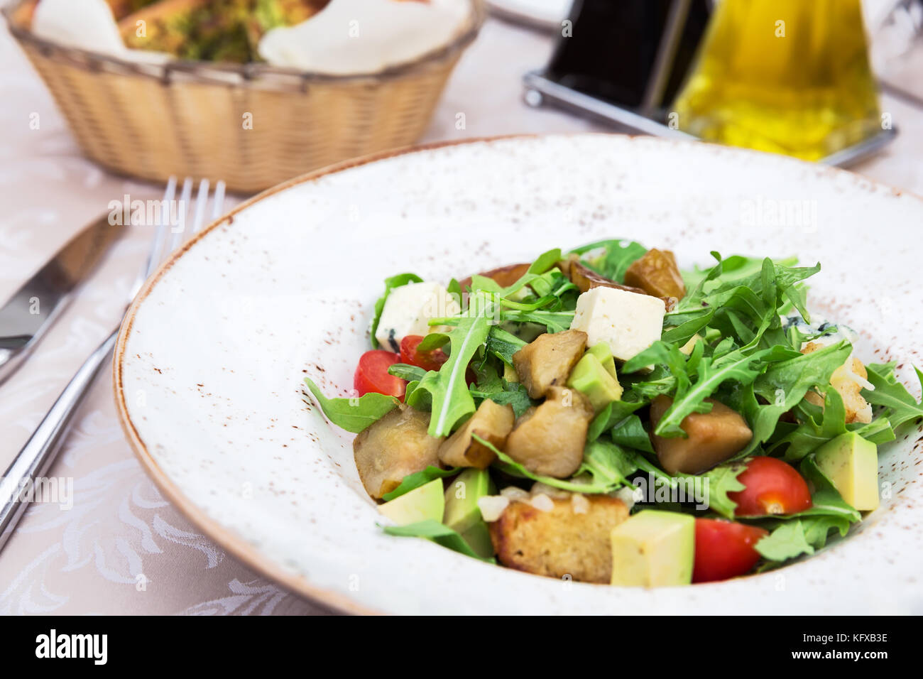 Salade verte fraîche avec poires, feta, arugula et avocat Banque D'Images