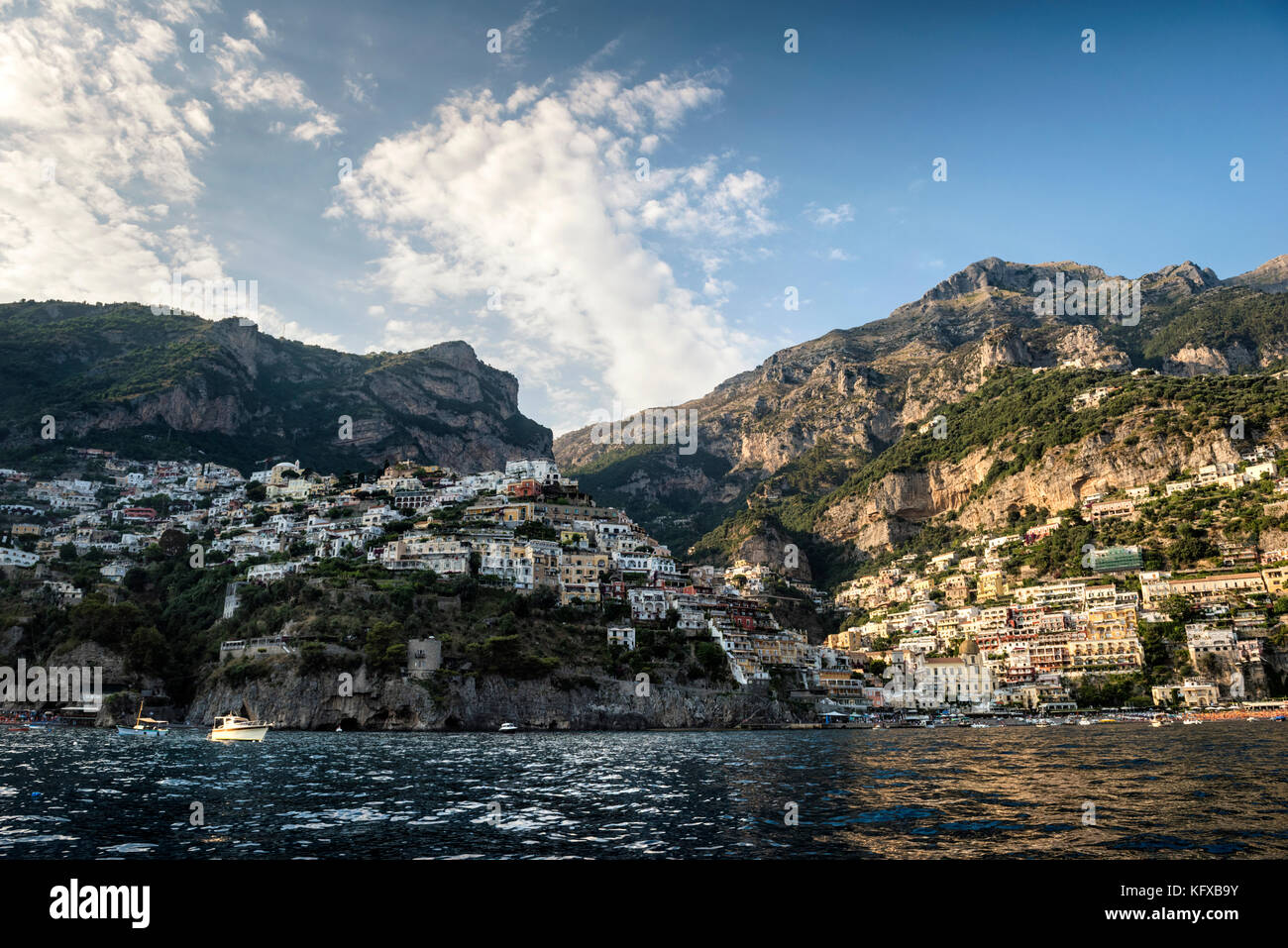 Positano, une ville de villégiature au-dessus de la mer tyrrhénienne par l'Italie côte amalfitaine Banque D'Images