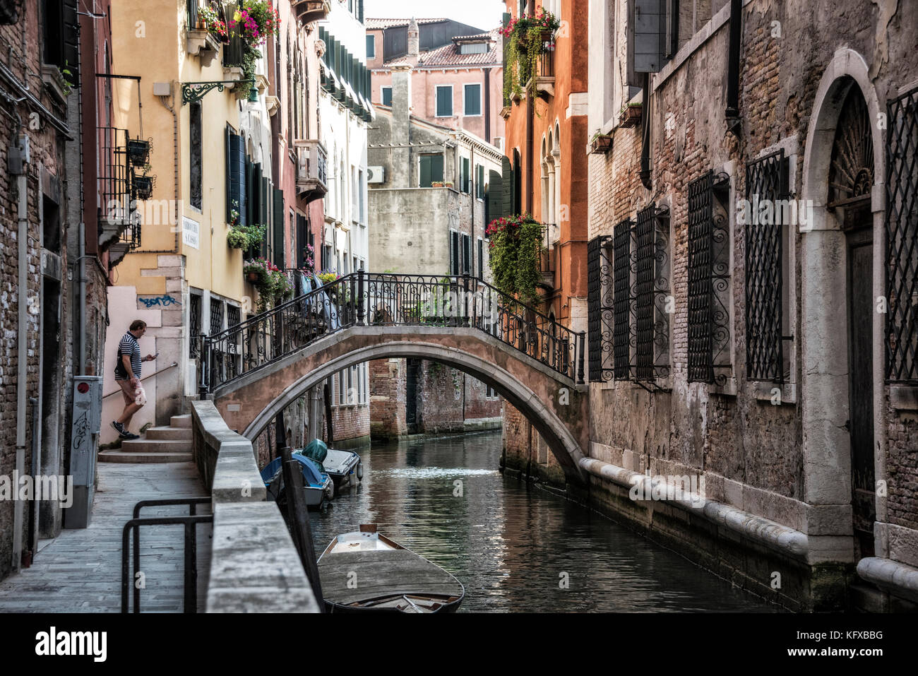 Vue panoramique de l'homme marchant sur un canal de Venise Banque D'Images