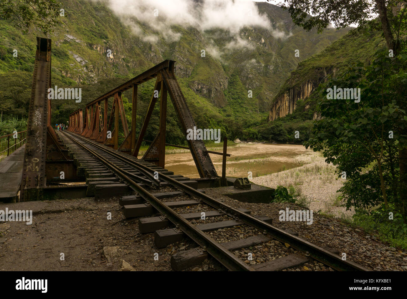 Rusty, mais fascinant pont menant de hidroelectrica de train d'Aguas Calientes, la petite ville sous Machu Pichu, Pérou, Amérique du Sud Banque D'Images