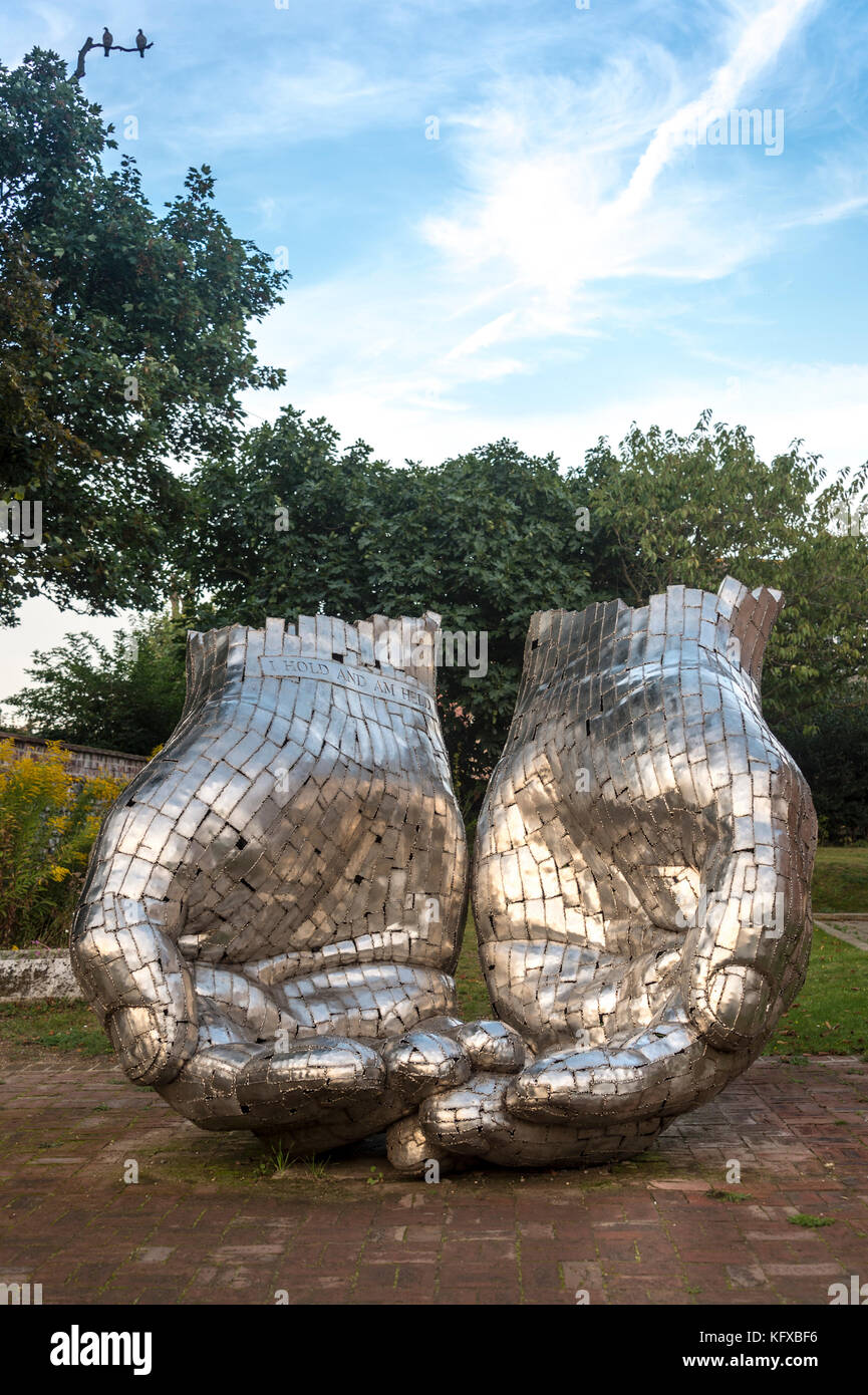 "Mains" sculpture par Rick Kirkby, Woodbridge Quay Baptist Church, Woodbridge, Suffolk, Angleterre, RU Banque D'Images