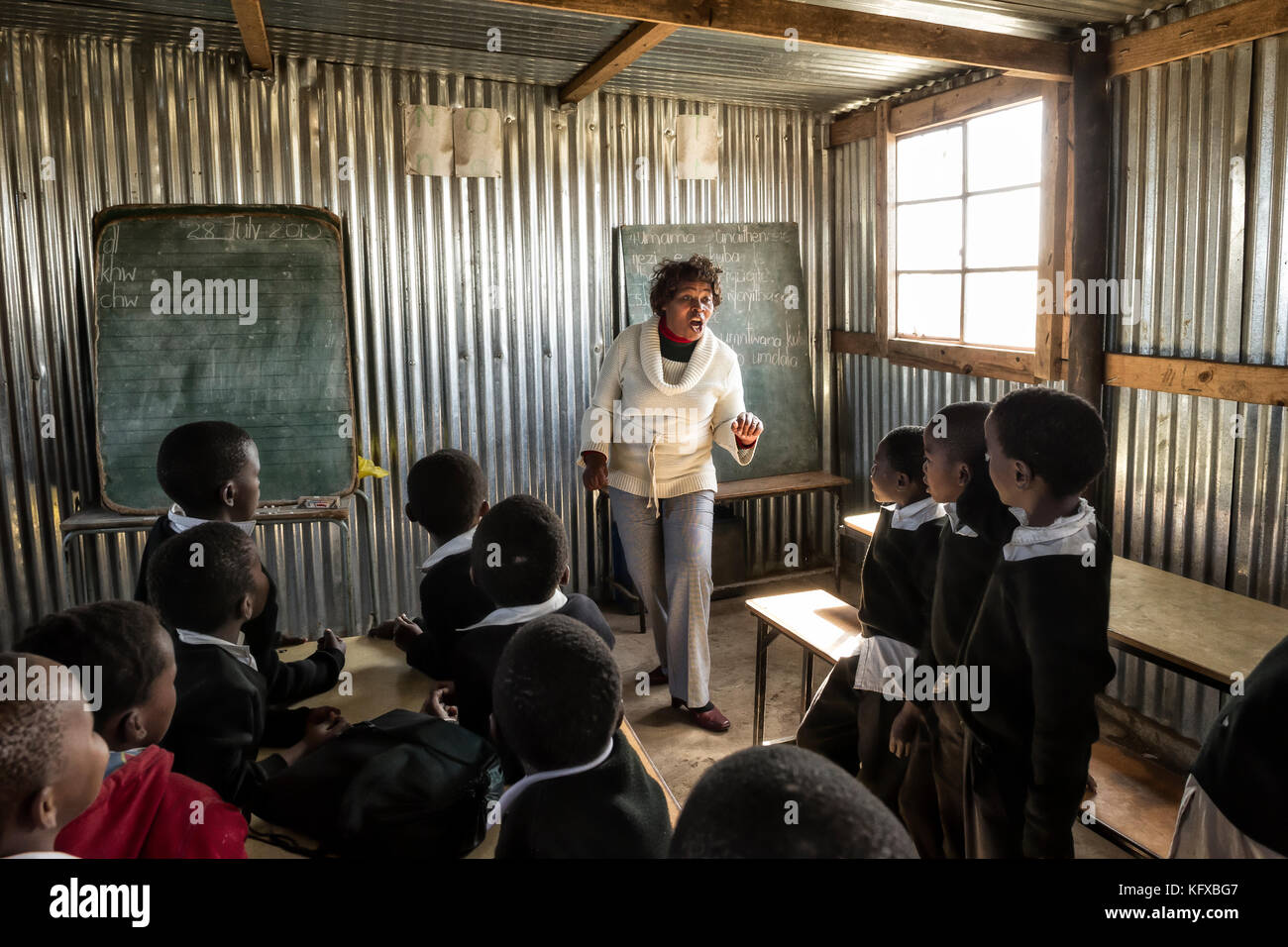 Femme d'enseigner aux élèves dans une classe, kentane, liège Banque D'Images