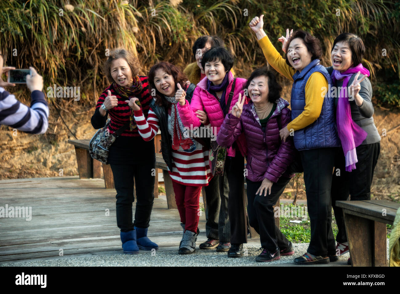 Groupe de femmes ayant une photo prise, Taiwan Banque D'Images