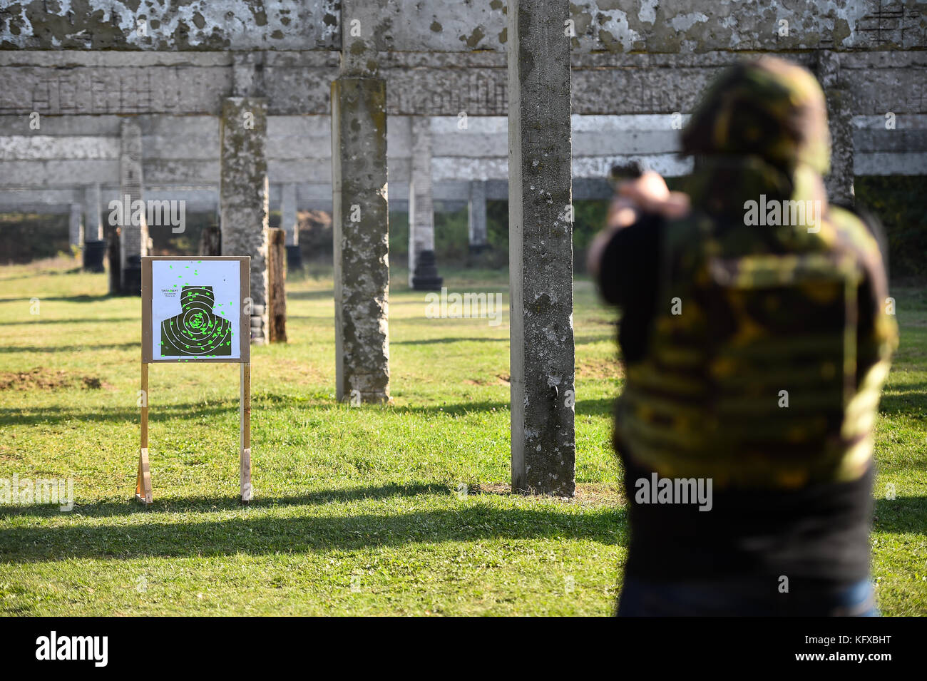 Prise de vue en extérieur avec un pistolet 9 mm dans un champ de tir Banque D'Images