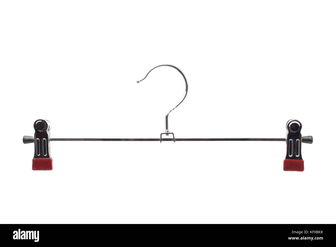 Cintre métallique pour les pantalons et jupes isolé sur fond de couleur blanche. Banque D'Images