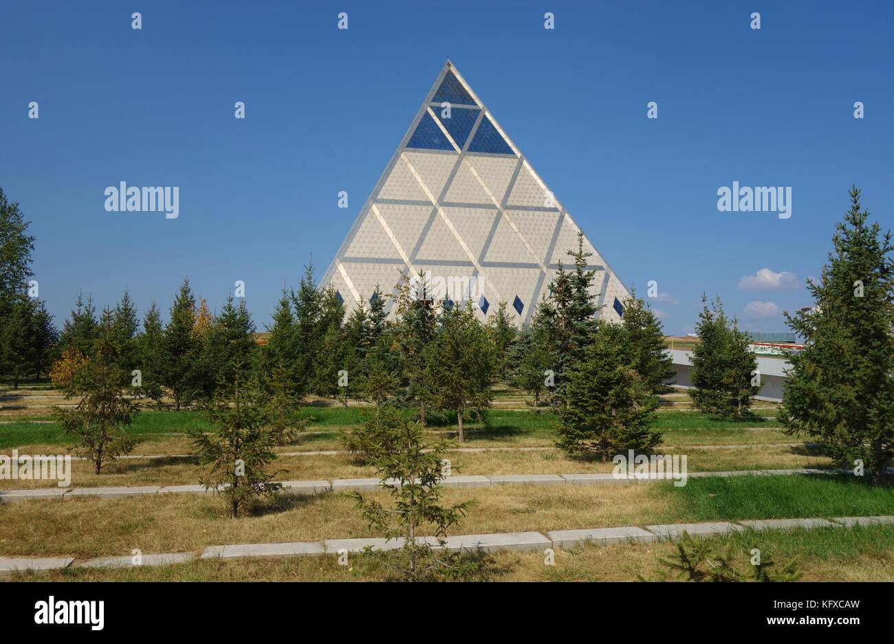 Le palais de la paix et de la réconciliation (Pyramide de la paix et de l'accord) est une structure pyramidale conçu par les architectes britanniques Foster and Partners Banque D'Images