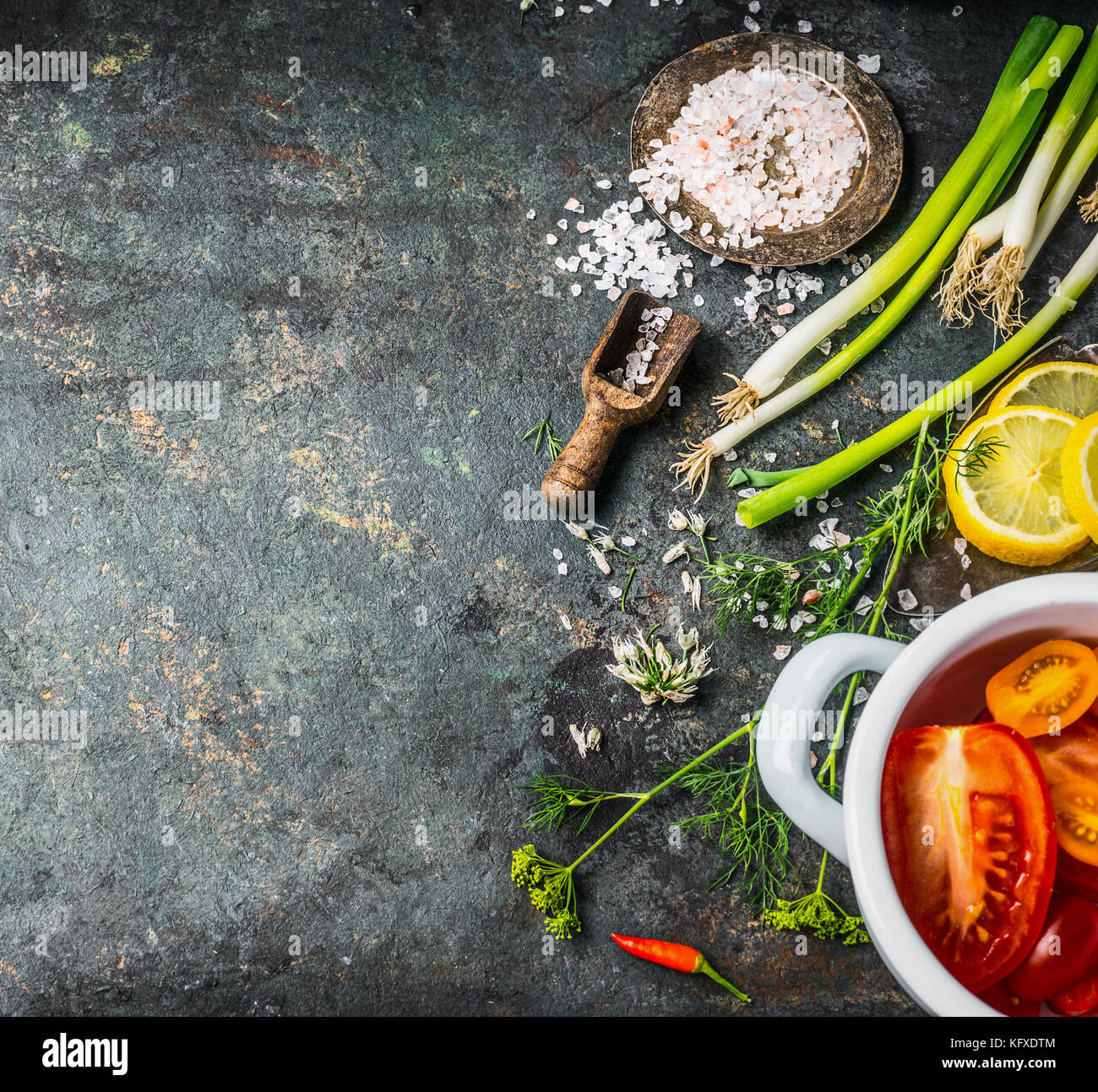 Arrière-plan de l'alimentation pour régime alimentaire sain , ou végétarien Recettes de cuisine avec des légumes frais et épices Ingrédients, vue de dessus, la place pour le texte Banque D'Images