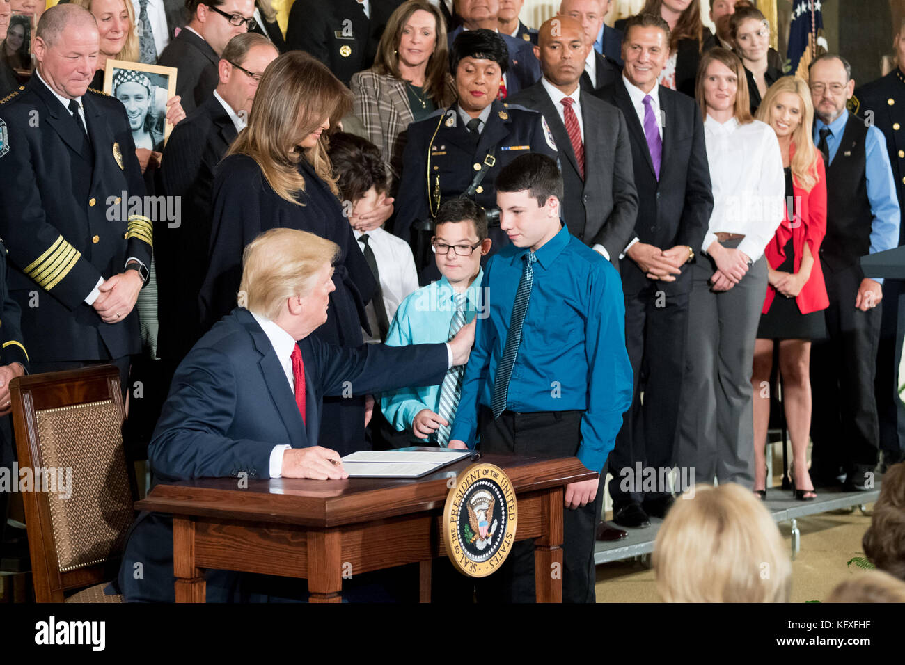 Le président Donald J. Trump, joint par la première Dame Melania Trump et invité les familles touchées par la crise des opiacés, se prépare à signer un mémorandum présidentiel ordonnant au secrétaire intérimaire de la Santé et des Services humains de déclarer la crise des opiacés une urgence nationale de santé publique, Lors d'un mémorandum présidentiel signé dans la salle East à la Maison Blanche, jeudi 26 octobre 2017, à Washington, D.C. Personnes: Le président Donald J. Trump, première dame Melania Trump Réf. Transmission: MNC Hoo-Me.com / MediaPunch Banque D'Images