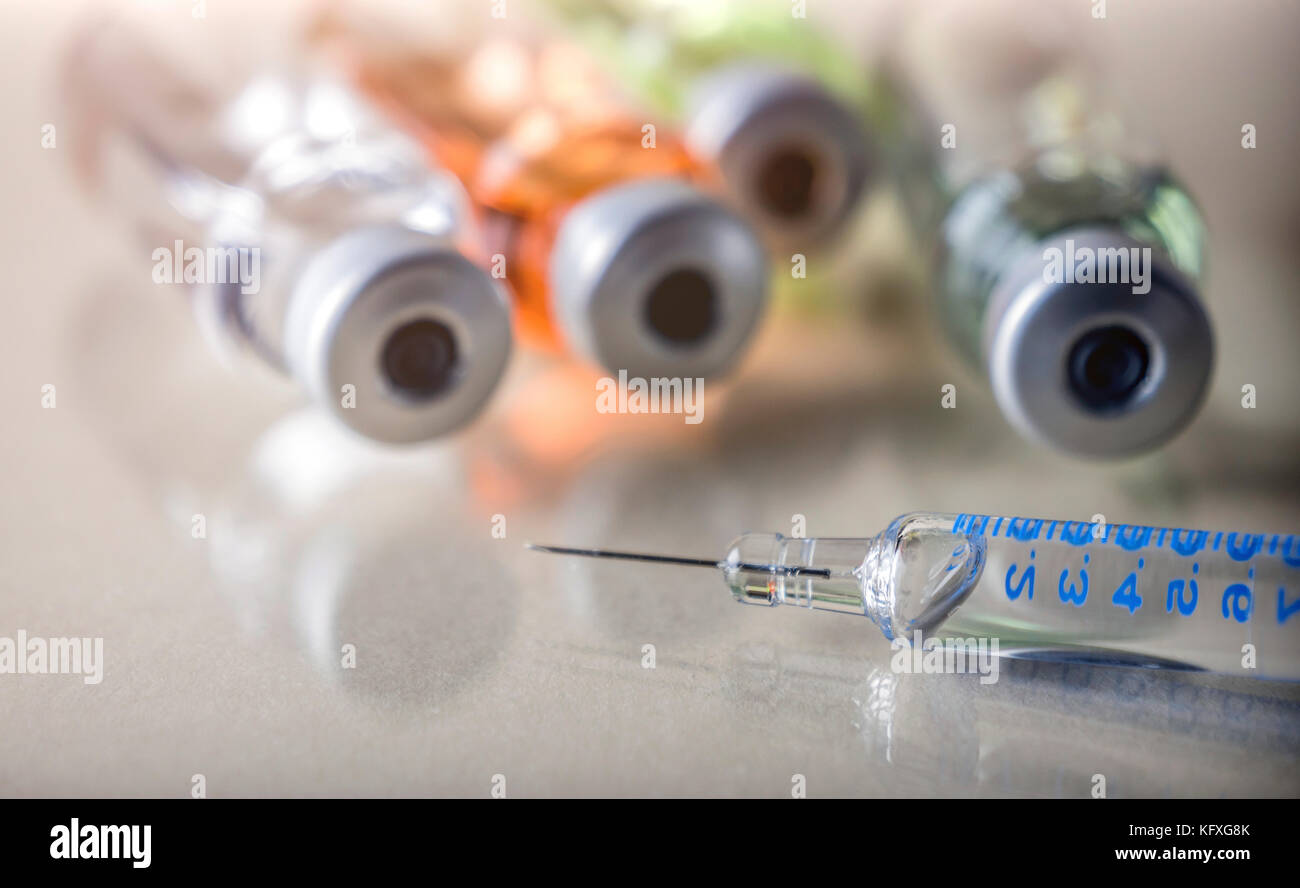 Plusieurs flacons et seringue en laboratoire, conceptual image Banque D'Images
