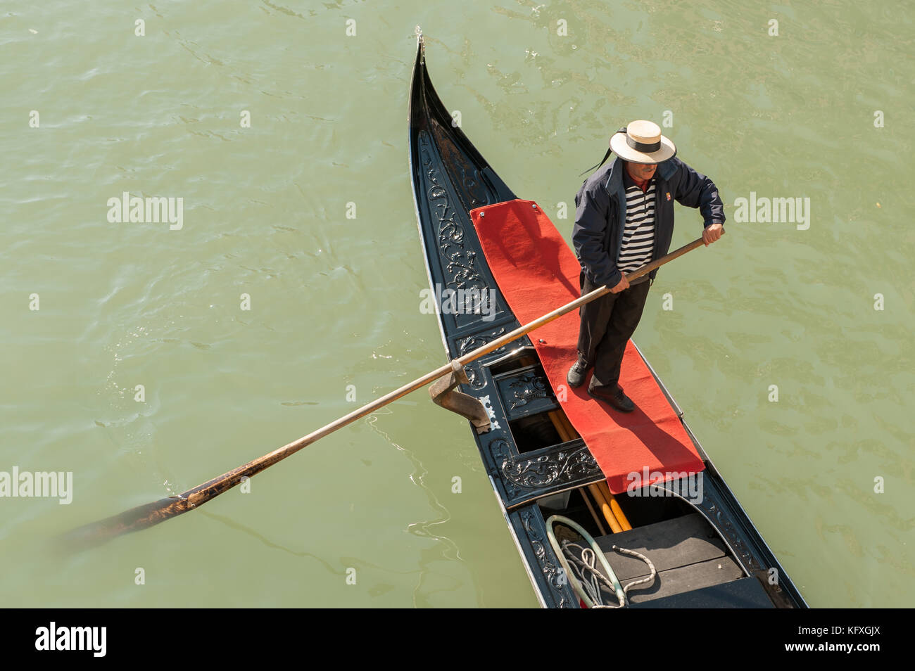 Gondolier dans grand canal, Venise, Italie Banque D'Images
