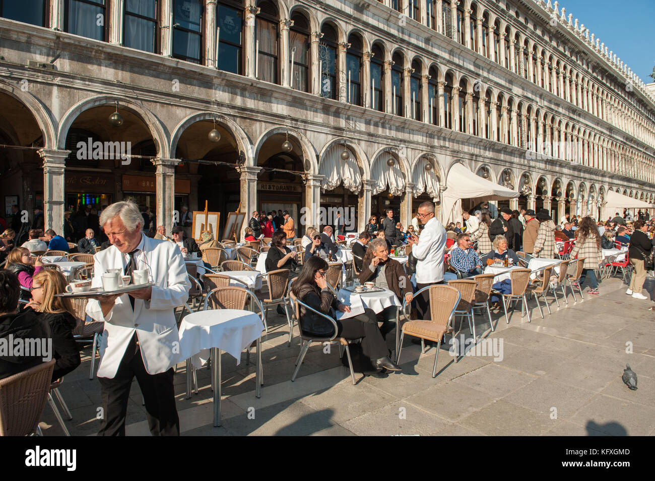 Restaurant en plein air à la Piazza San Marco à Venise, Italie. Banque D'Images