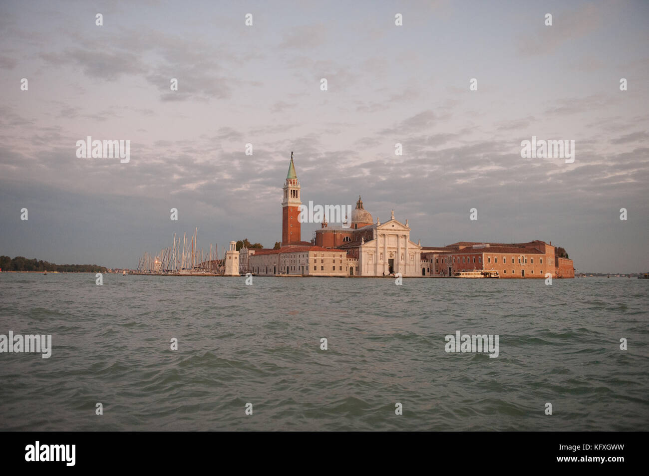 L'île de Saint-Georges majeur au crépuscule dans la lagune de Venise Banque D'Images