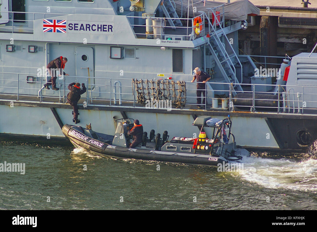 Newcastle, Royaume-Uni - Octobre 5th, 2014 - officiers de l'armée de l'uk border à bord d'un bateau de patrouille des côtes le long de la frontière vigueur cutter chercheur hmc Banque D'Images