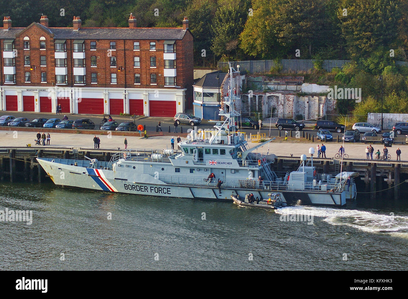Newcastle, Royaume-Uni - Octobre 5th, 2014 - uk border vigueur cutter chercheur à hmc les amarres avec le bateau de patrouille le long des côtes à venir Banque D'Images