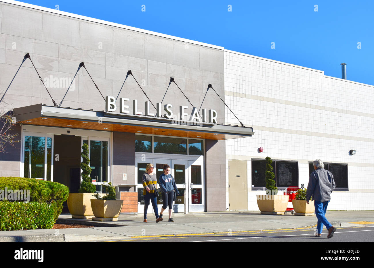 Bellis Fair Mall à Bellingham, Washington avec les consommateurs qui sortent de la Mall et entrer dans le centre commercial. Une cible panier est derrière le topiary Banque D'Images