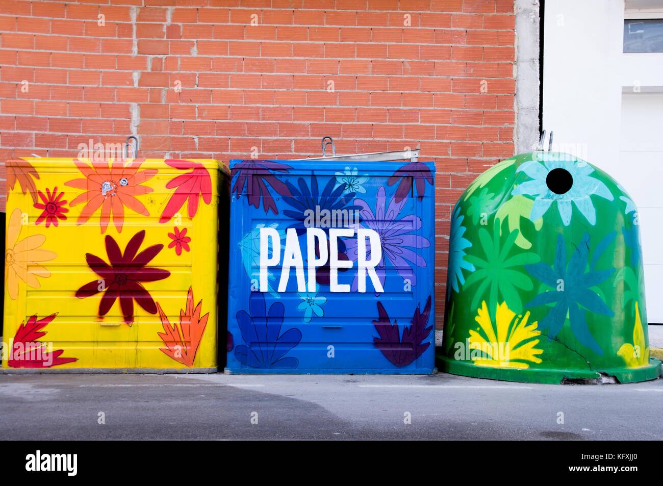 Les poubelles de recyclage, décoré avec des dessins de fleurs voyantes Banque D'Images